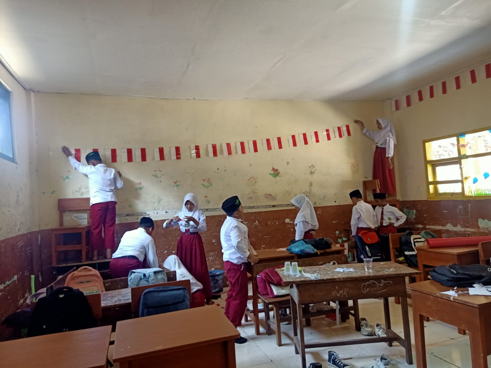 Menghias kelas (6A)